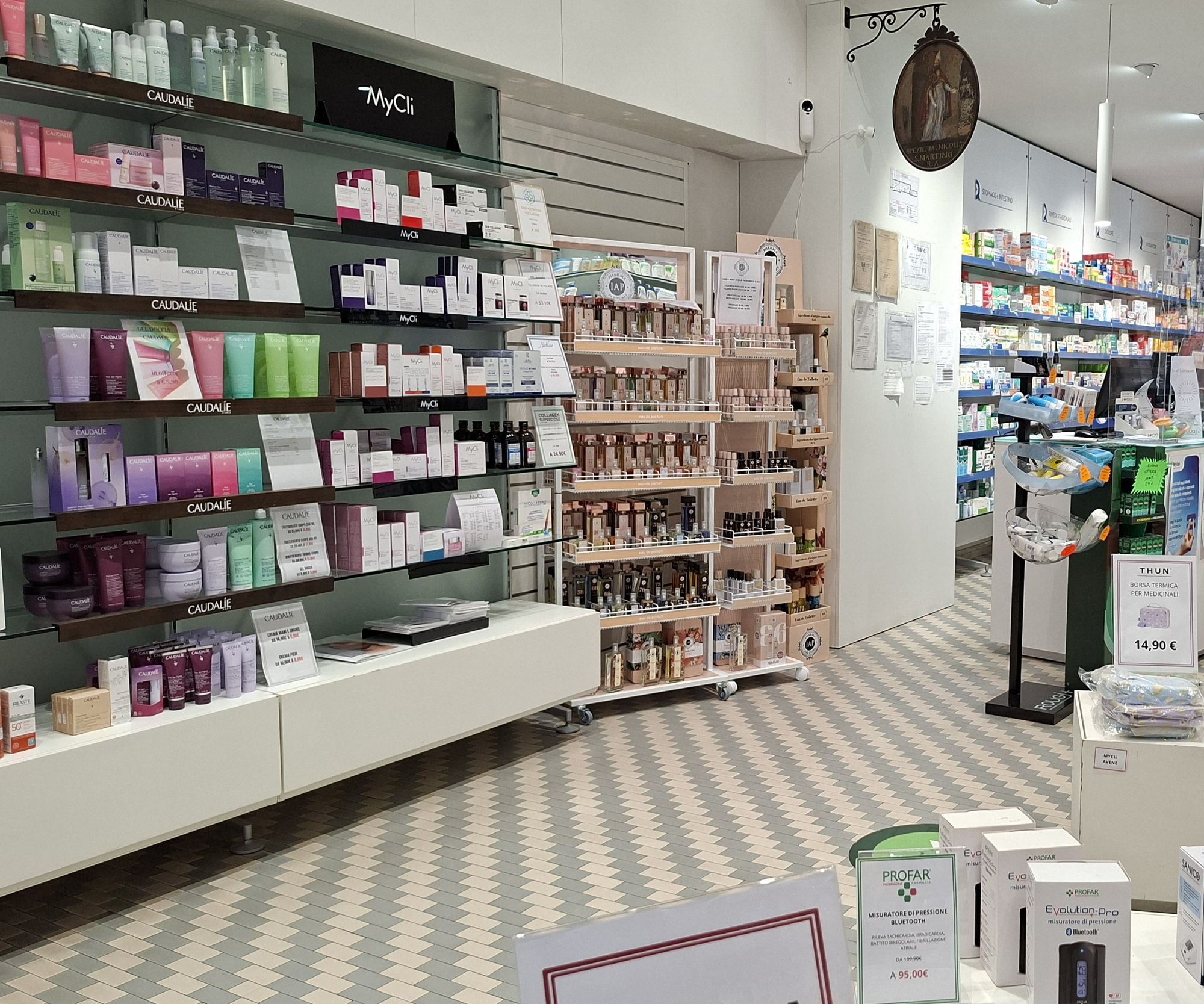 Interno della farmacia: scaffali di dermocosmesi e prodotti in esposizione